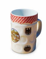 Die schöne Bierkrugtasse mit Motiven